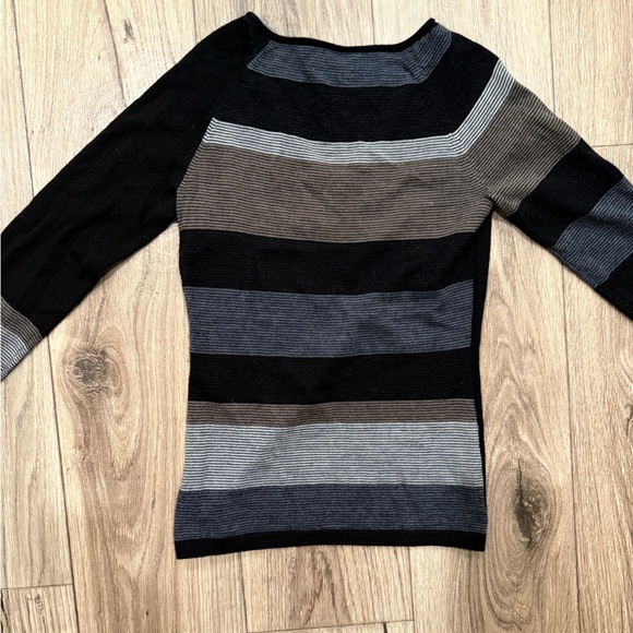 Women’s XS V-Neck Smartwool Sweater - Picture 5 of 11